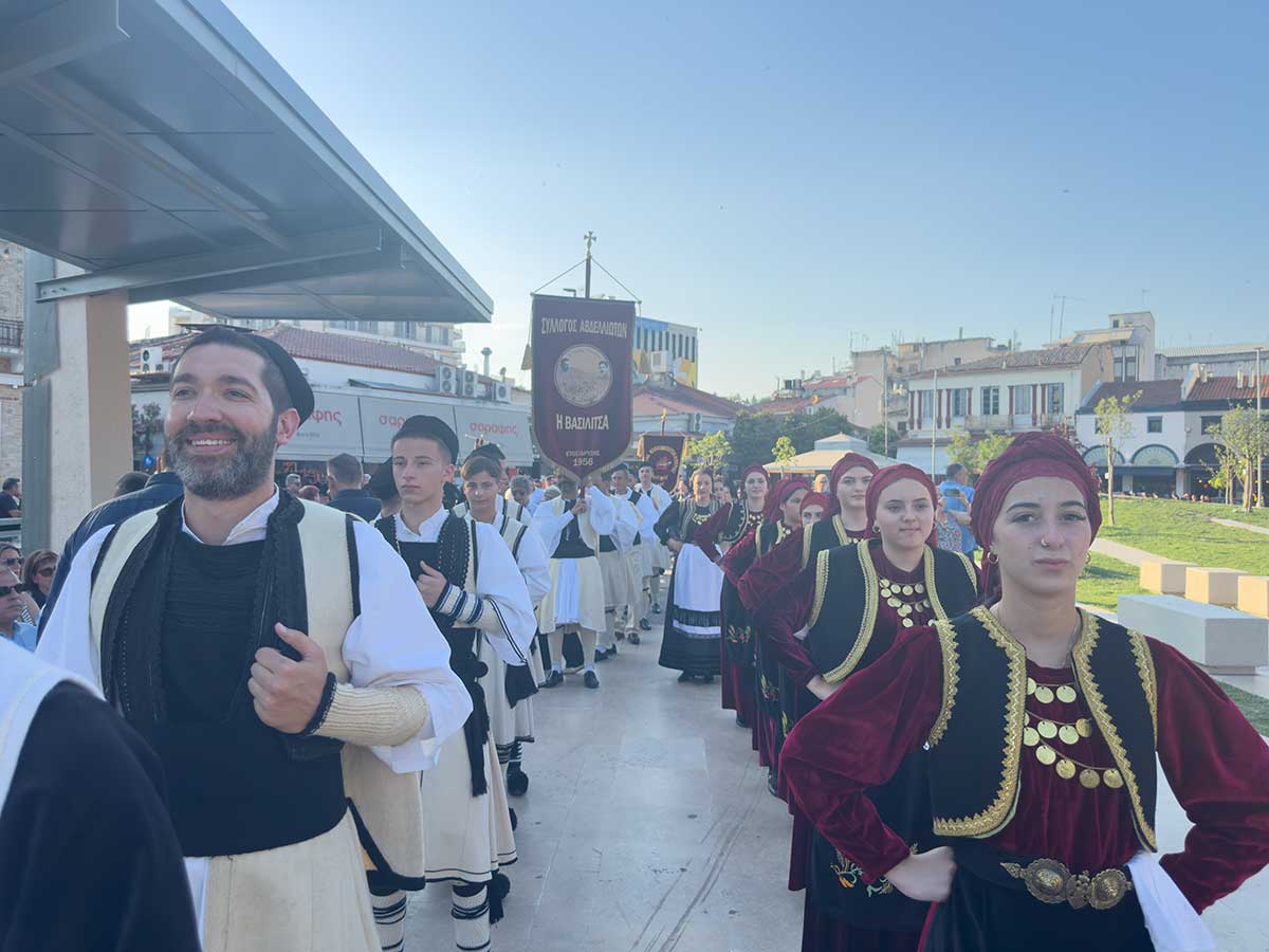 Πλημμύρισε από Βλάχους η πλατεία των Τρικάλων