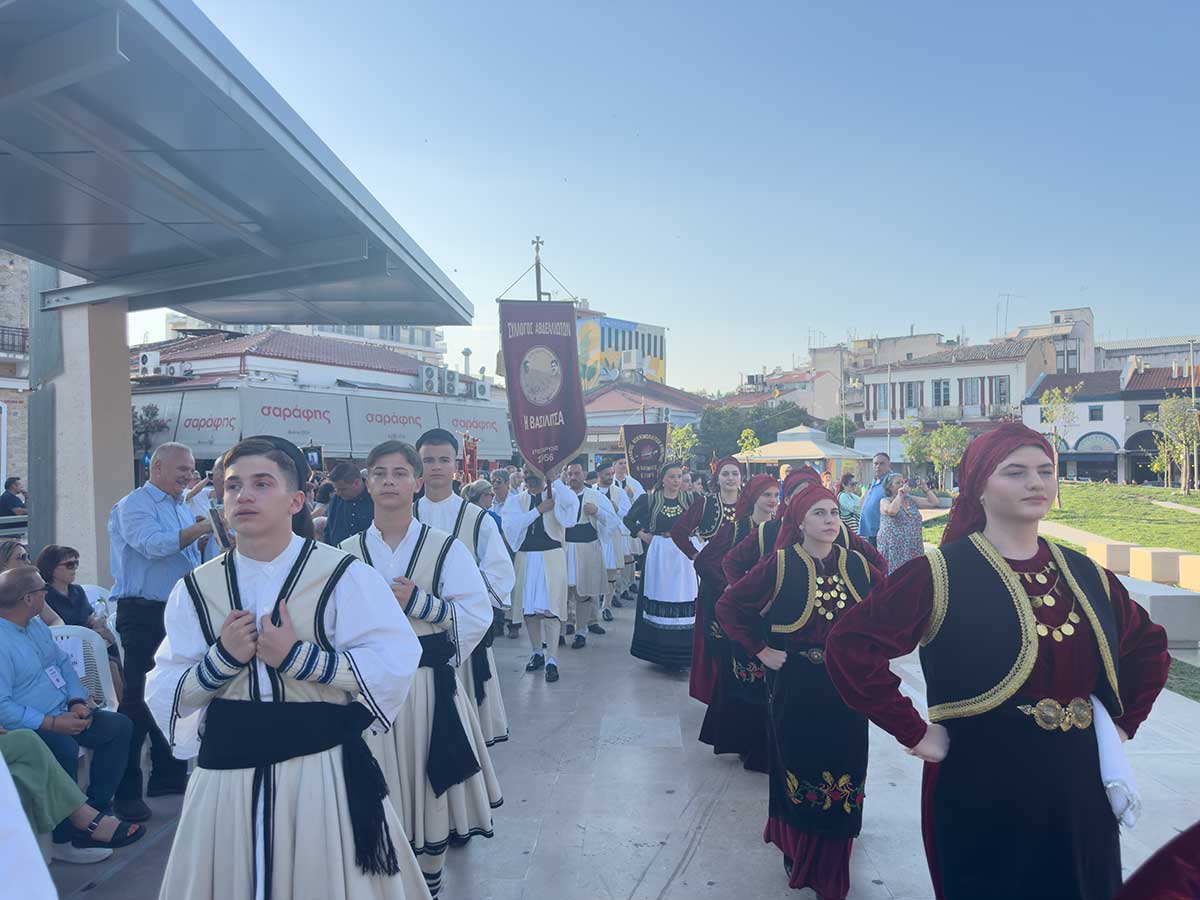 Πλημμύρισε από Βλάχους η πλατεία των Τρικάλων