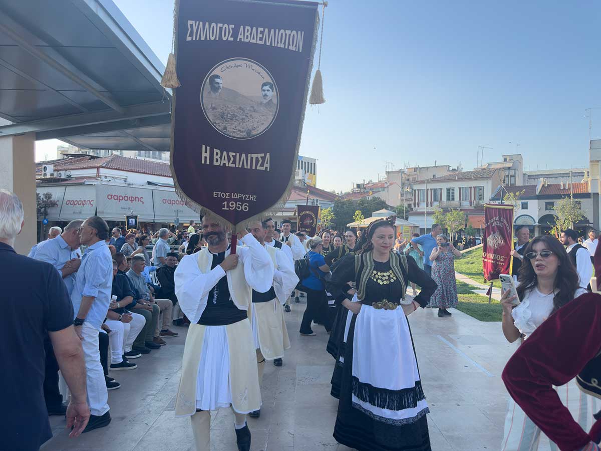 Πλημμύρισε από Βλάχους η πλατεία των Τρικάλων