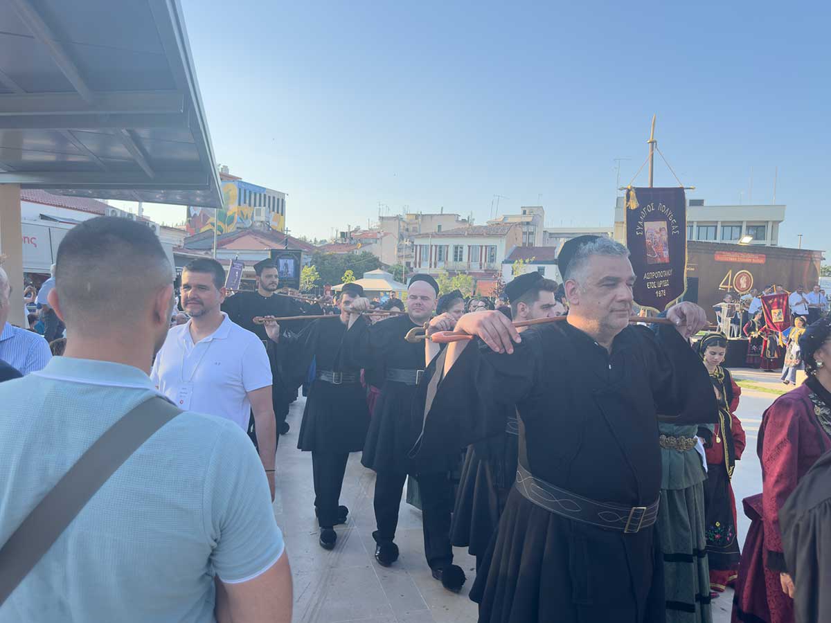 Πλημμύρισε από Βλάχους η πλατεία των Τρικάλων