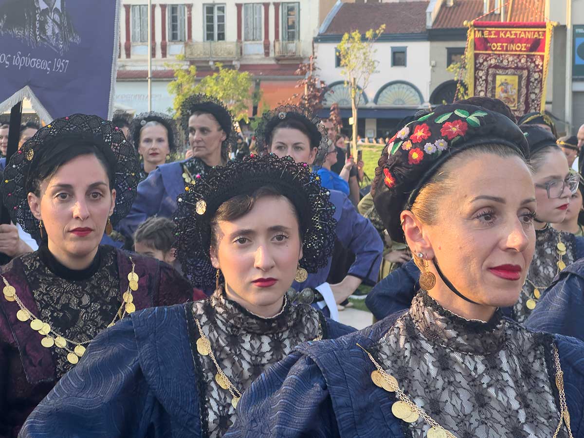 Πλημμύρισε από Βλάχους η πλατεία των Τρικάλων