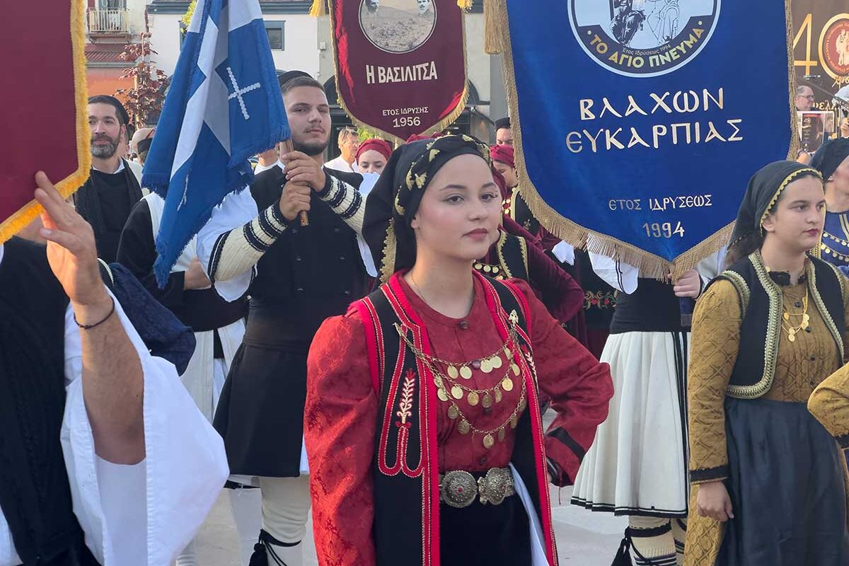 Πλημμύρισε από Βλάχους η πλατεία των Τρικάλων