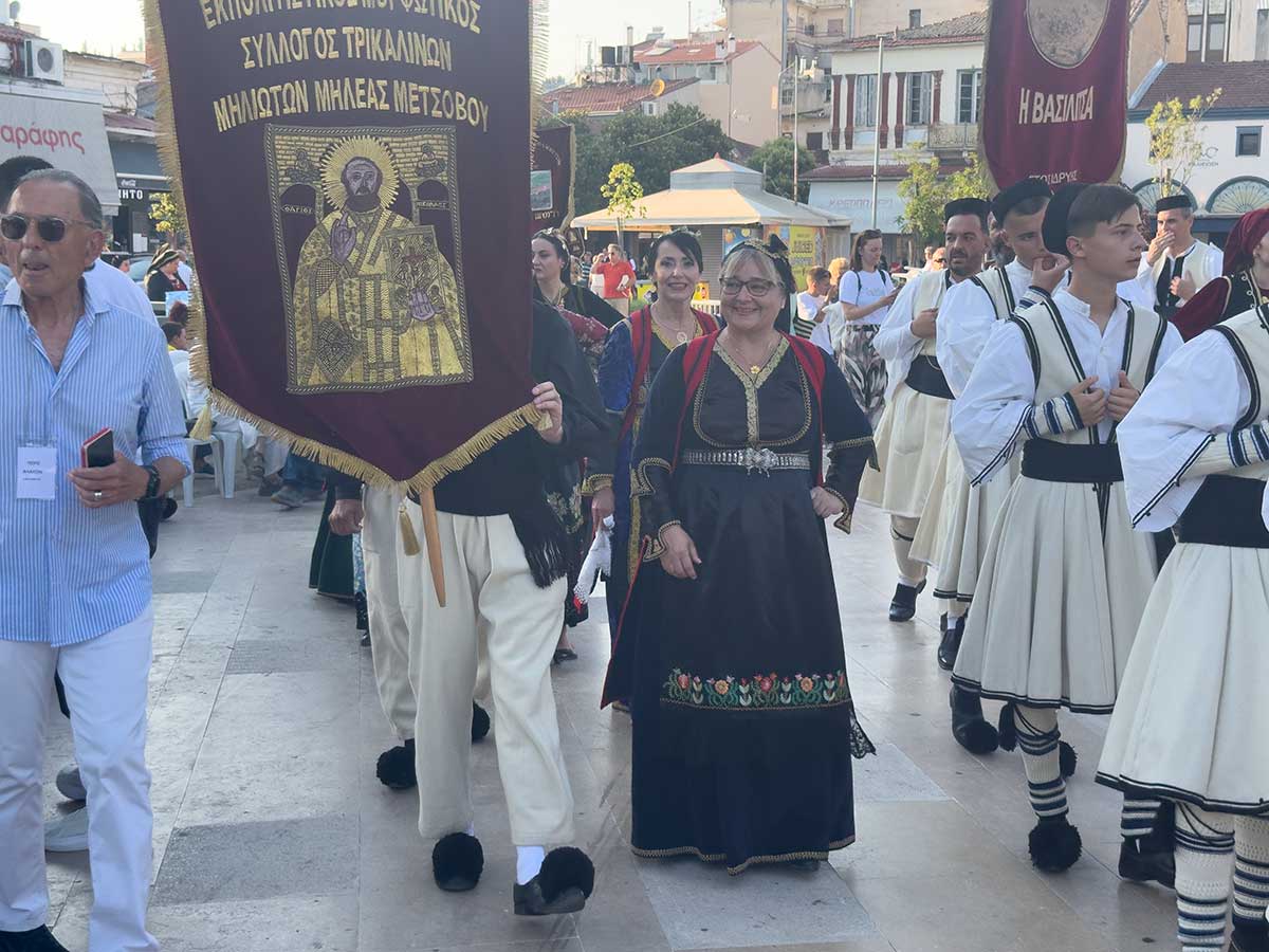 Πλημμύρισε από Βλάχους η πλατεία των Τρικάλων