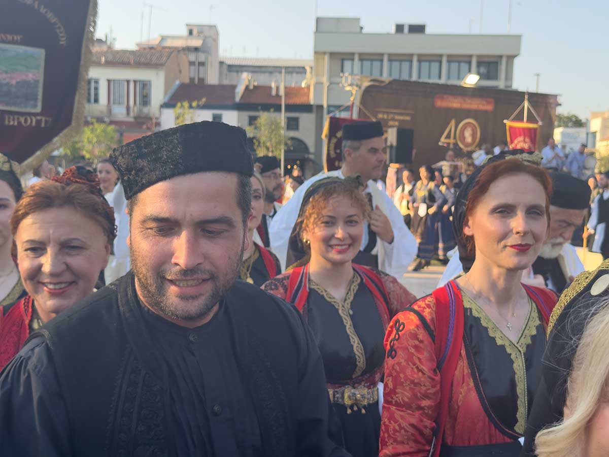 Πλημμύρισε από Βλάχους η πλατεία των Τρικάλων