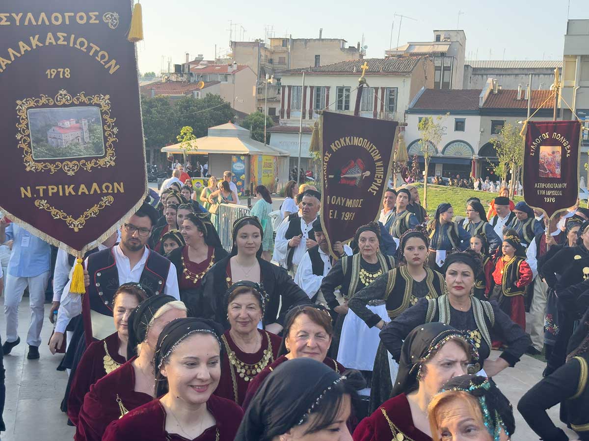Πλημμύρισε από Βλάχους η πλατεία των Τρικάλων