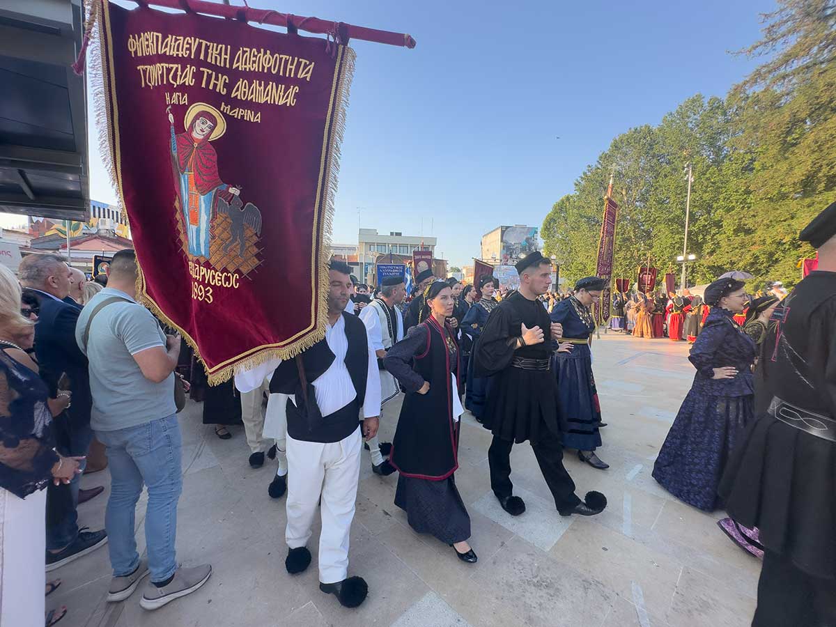 Πλημμύρισε από Βλάχους η πλατεία των Τρικάλων