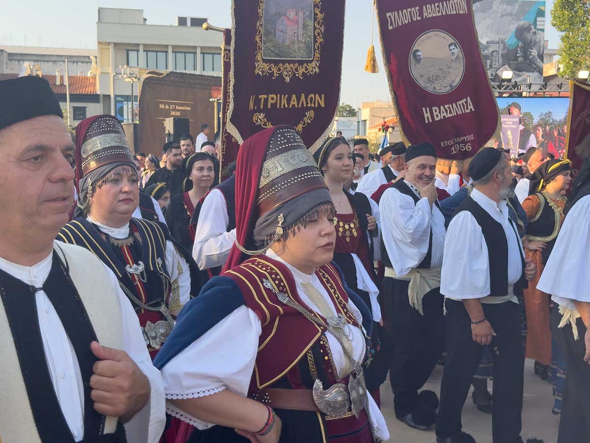 Πλημμύρισε από Βλάχους η πλατεία των Τρικάλων