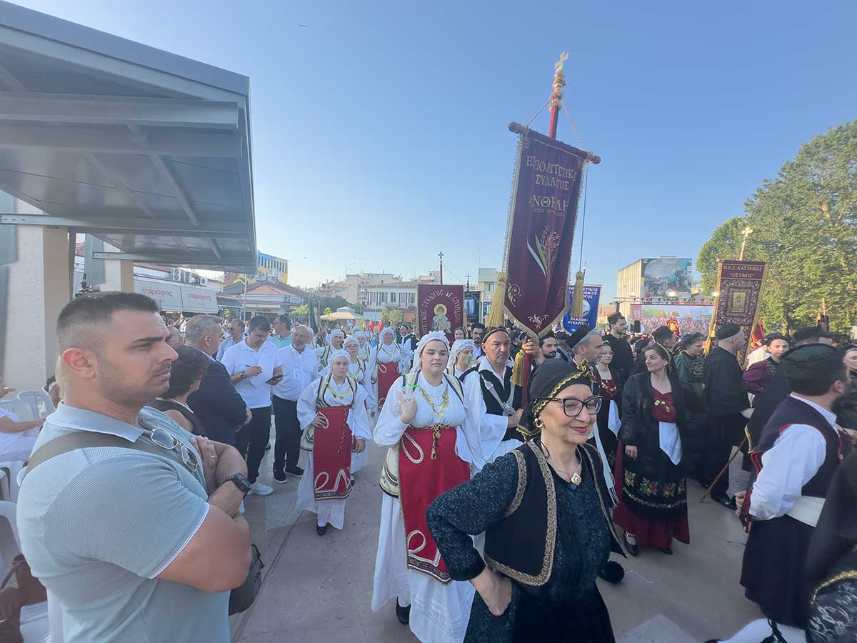 Πλημμύρισε από Βλάχους η πλατεία των Τρικάλων