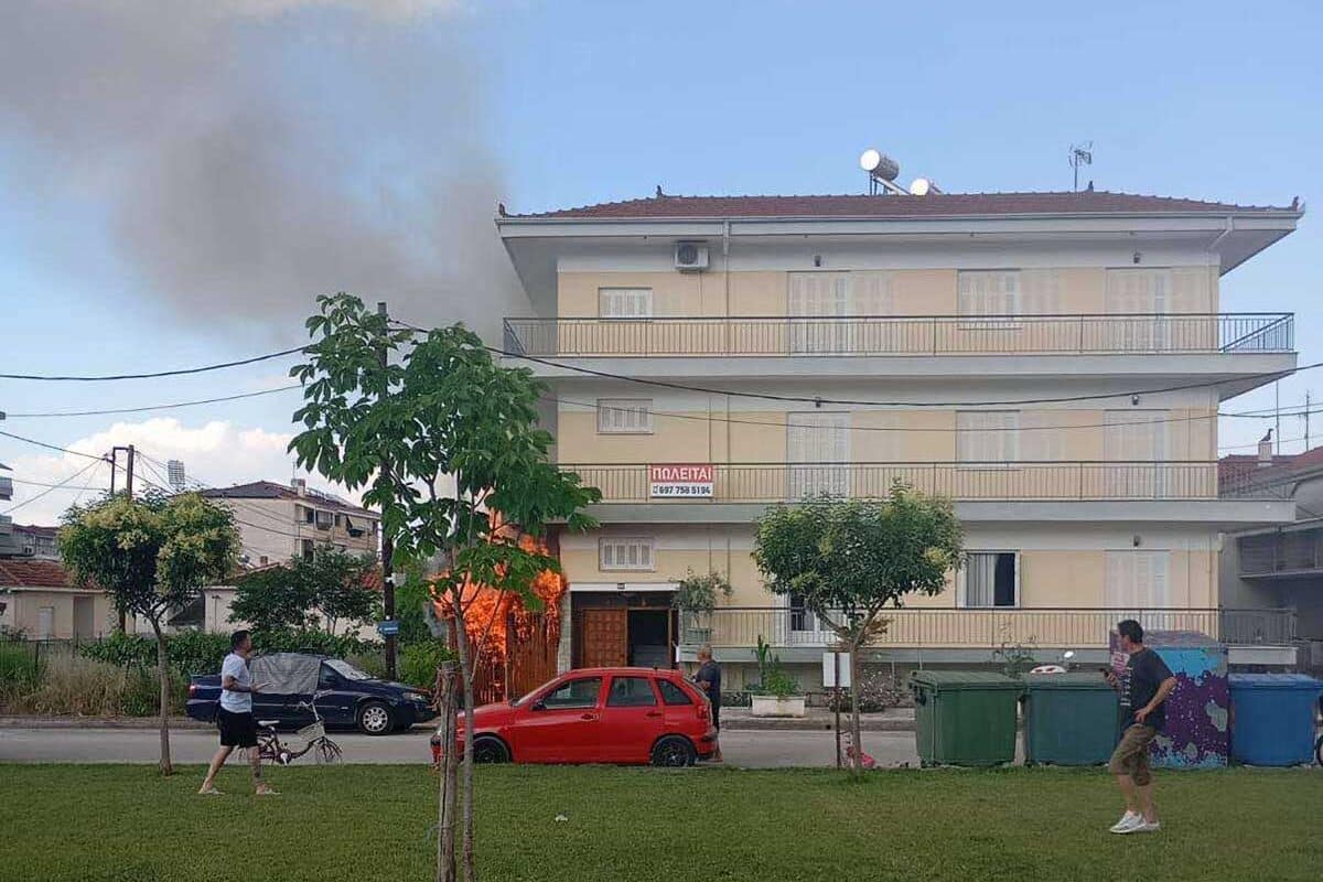 Φωτιά δίπλα σε πολυκατοικία στην οδό Δαβάκη