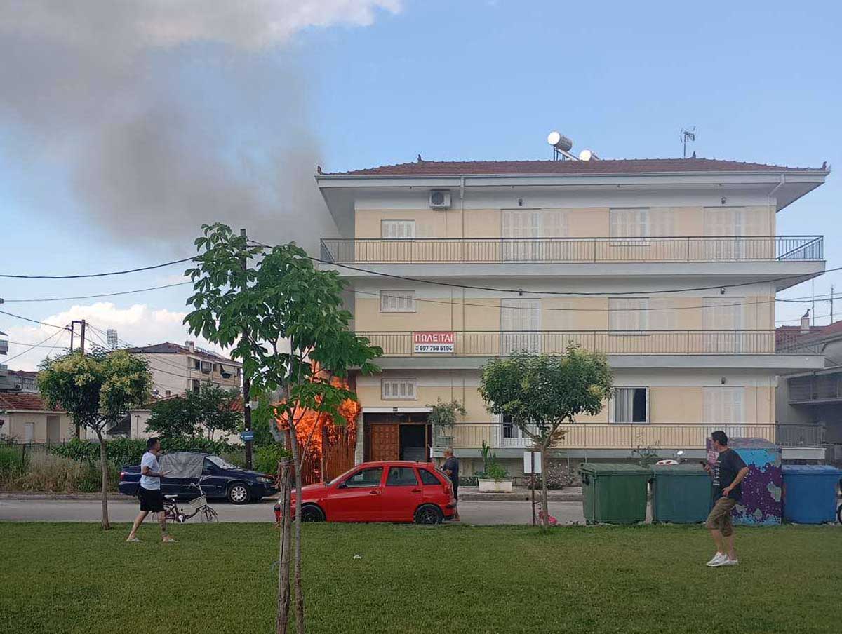 Φωτιά δίπλα σε πολυκατοικία στην οδό Δαβάκη