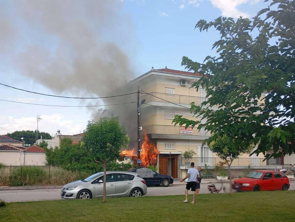 Φλόγες και πυκνός καπνός δίπλα σε πολυκατοικία στην οδό Δαβάκη στα Τρίκαλα