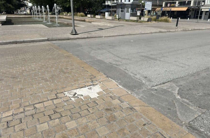 Σπασμένοι κυβόλιθοι σε διάβαση στο κέντρο των Τρικάλων