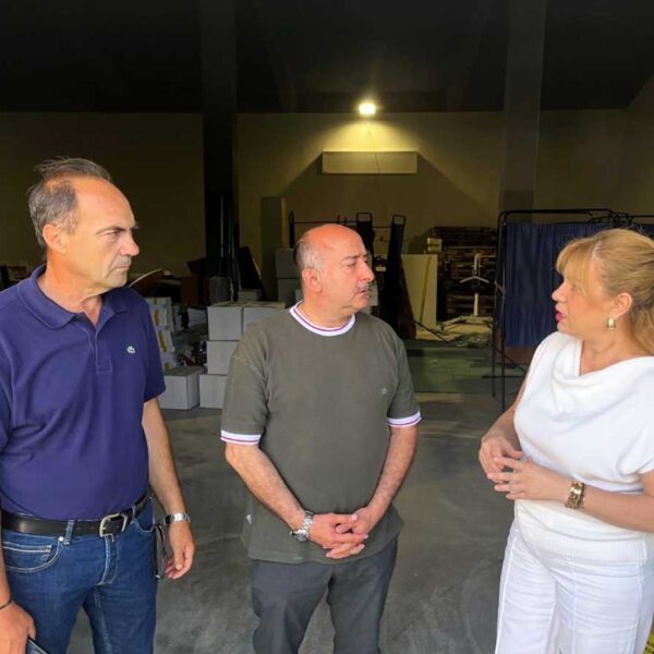 Τρίκαλα: Συνεχίζεται η βοήθεια σε πλημμυροπαθείς