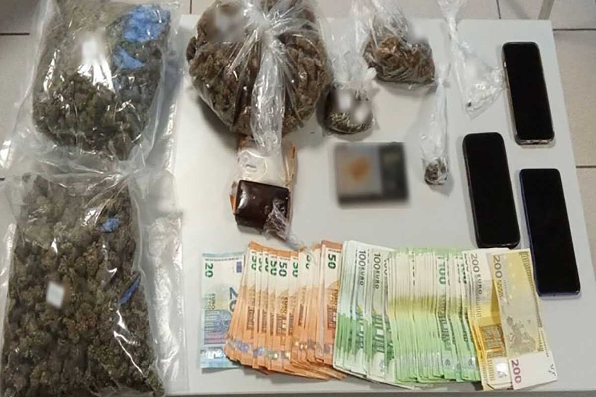 Λάρισα: Παρέλαβαν δέμα με πάνω από 1 κιλό κάνναβη