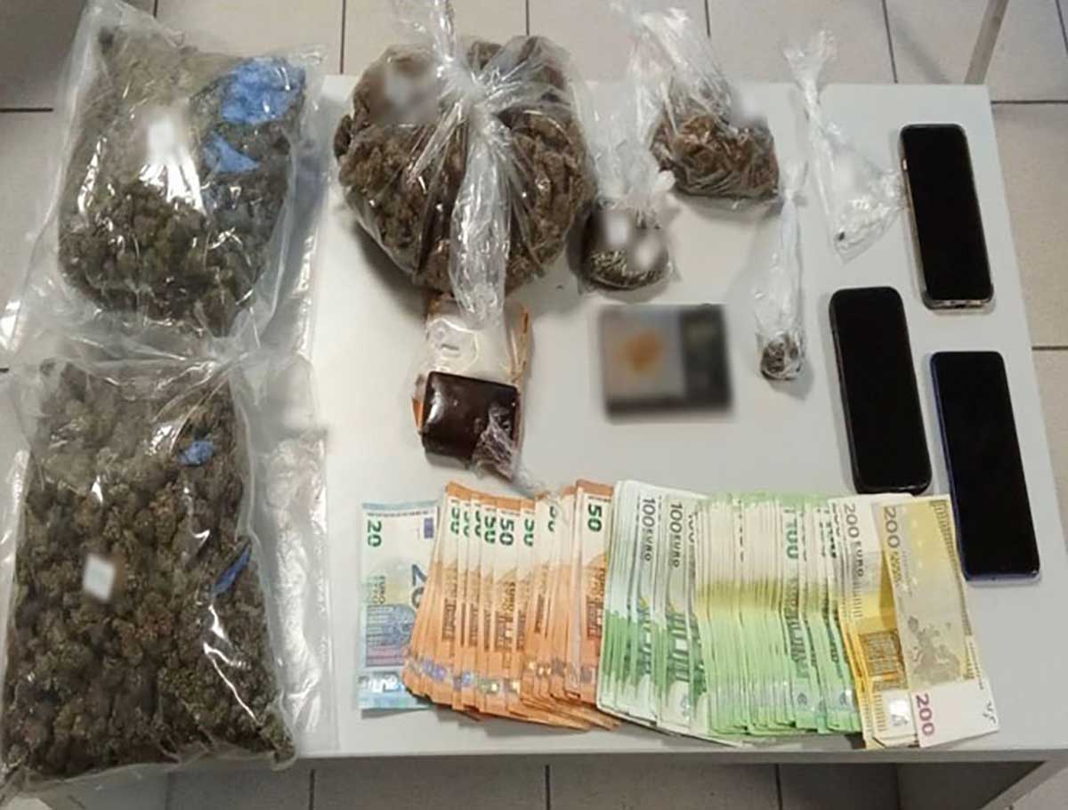 Λάρισα: Παρέλαβαν δέμα με πάνω από 1 κιλό κάνναβη