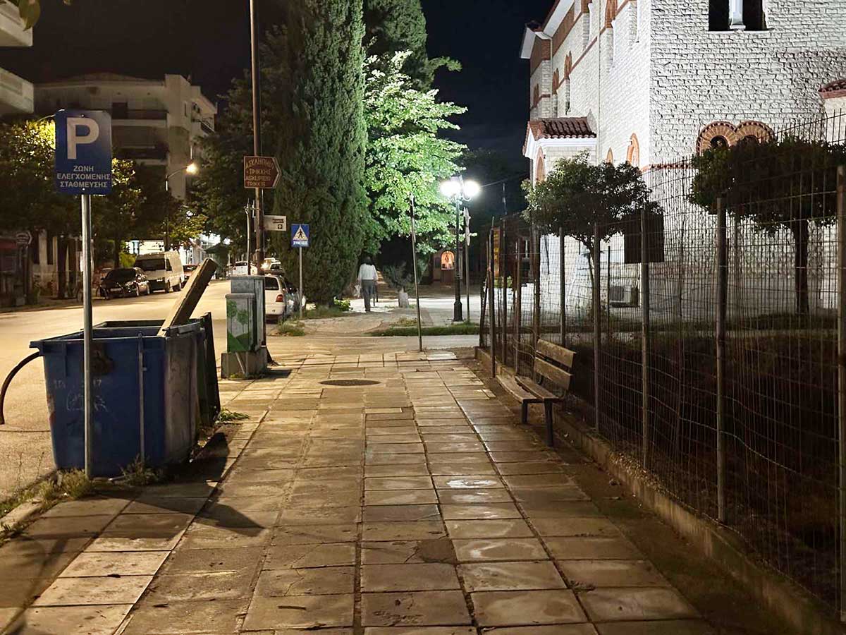 Παγκάκι στη Στρατηγού Σαράφη απέναντι από κάδους