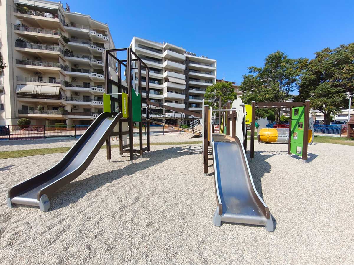 Τρίκαλα: Άνοιξε η νέα πλατεία Σαράντη με παιδική χαρά