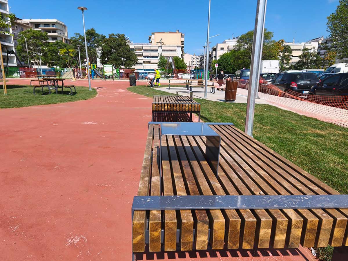 Τρίκαλα: Άνοιξε η νέα πλατεία Σαράντη με παιδική χαρά