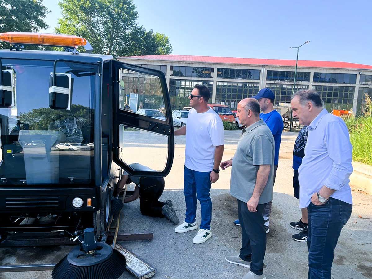 Μηλιώνη και Γκολίτος δώρισαν σάρωθρο στον Δήμο Τρικκαίων