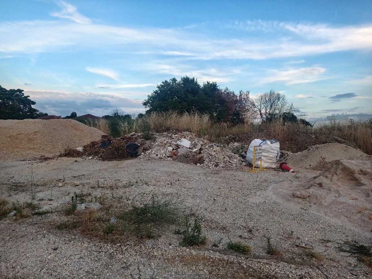 Τα μπάζα και τα υπόλοιπα υλικά στον ακάλυπτο χώρο.