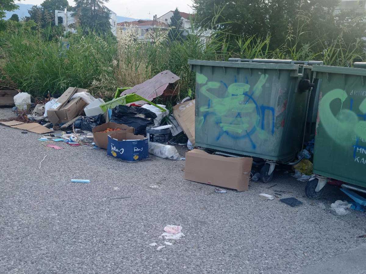 Τα απορρίμματα δίπλα στους κάδους.