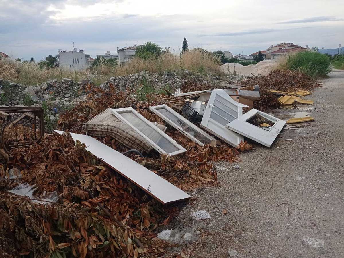 Τα ογκώδη αντικείμενα και τα ξερά κλαδιά.