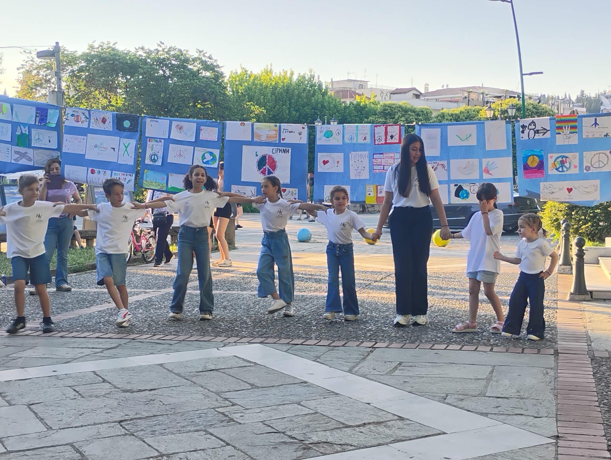 Τρίκαλα: Τα παιδιά ζωγράφισαν την ειρήνη