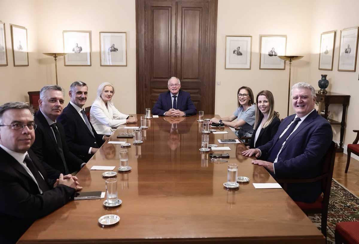 Η Ρένα Καραλαριώτου στον Κωνσταντίνο Τασούλα