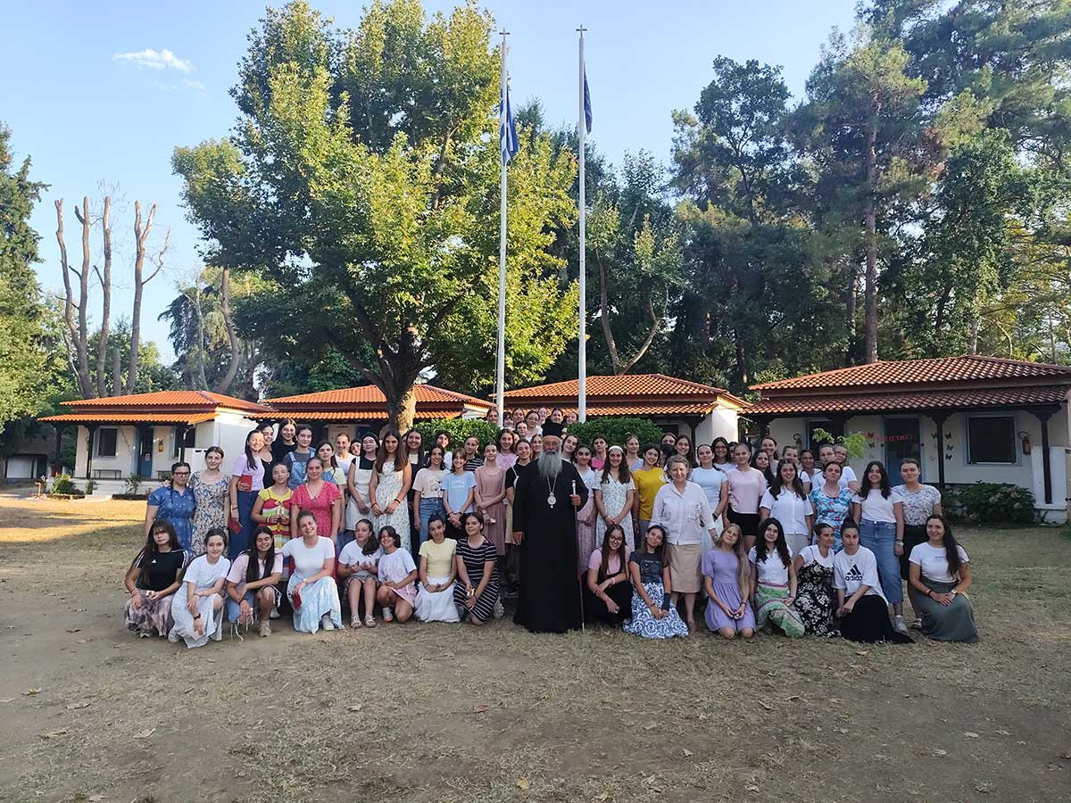 Ο Μητροπολίτης Κίτρους Γεώργιος με παιδιά σε κατασκήνωση της Πιερίας
