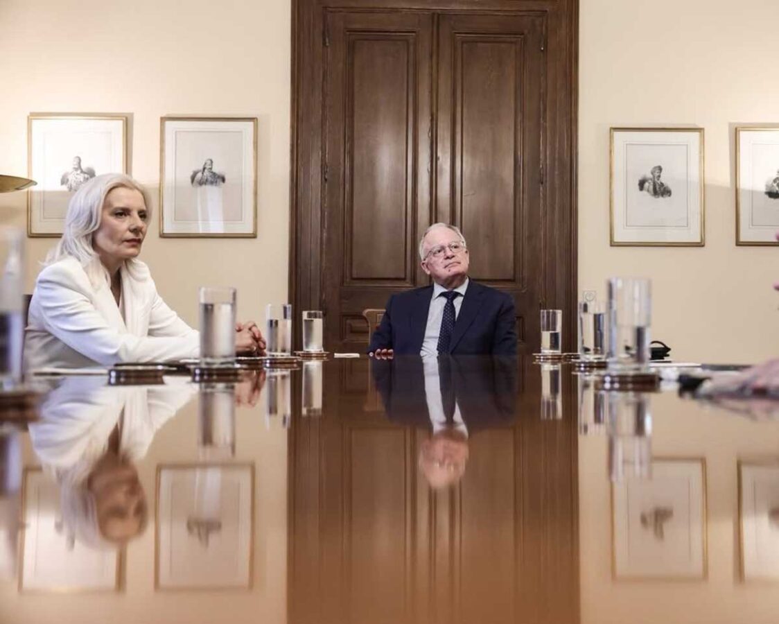 Η Ρένα Καραλαριώτου στον Κωνσταντίνο Τασούλα