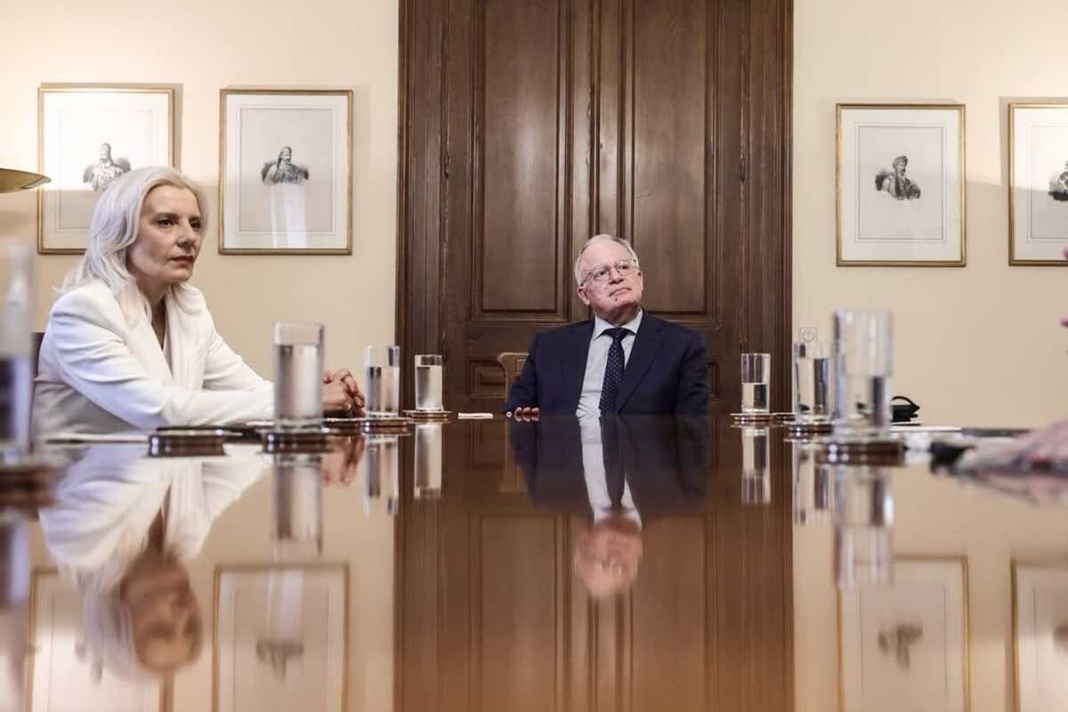 Η Ρένα Καραλαριώτου στον Κωνσταντίνο Τασούλα