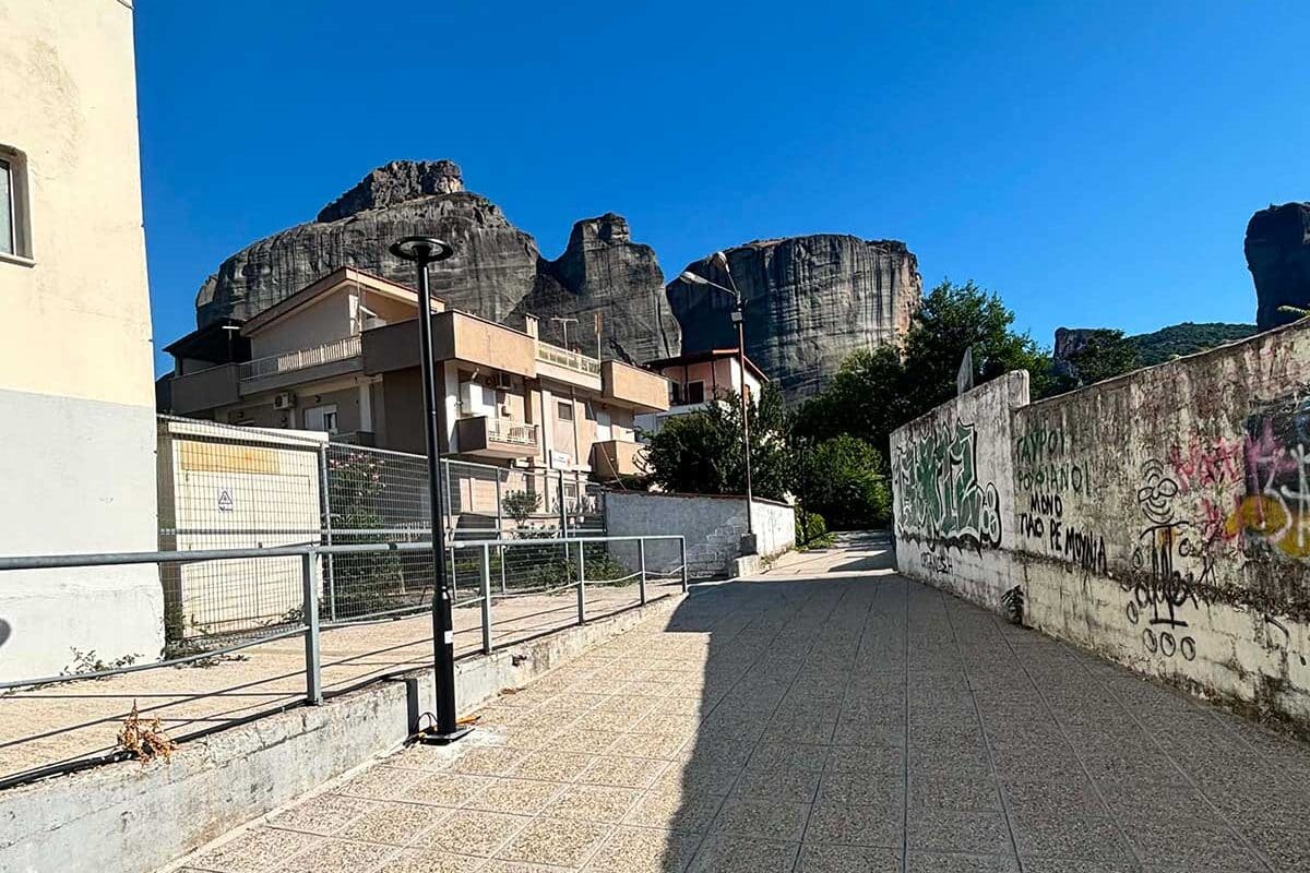 Καλαμπάκα: Νέος φωτισμός στον πεζόδρομο προς την παλιά πόλη