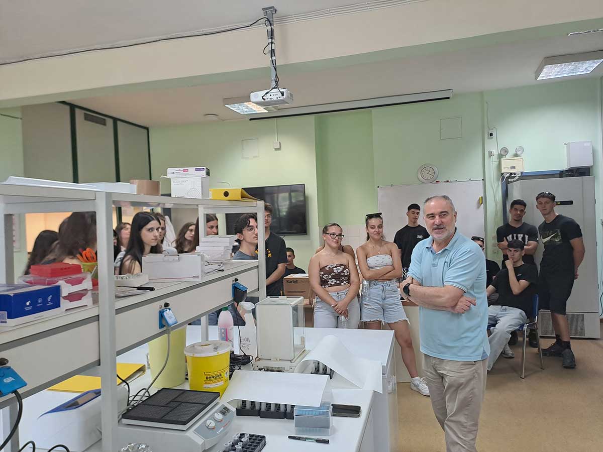 Οι μαθητές της «Εξέλιξης» γνώρισαν τα εργαστήρια του ΤΕΦΑΑ Τρικάλων