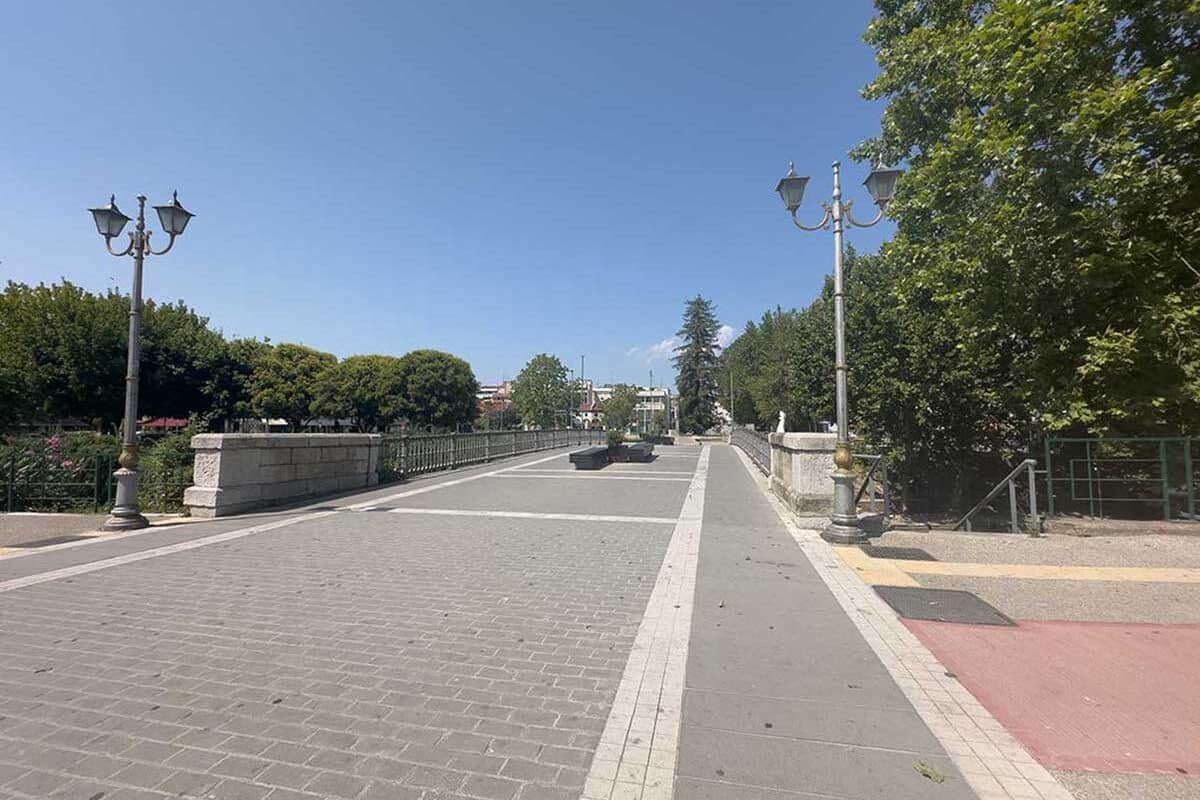 Τρίκαλα: Πόλη-φάντασμα στους 40 βαθμούς