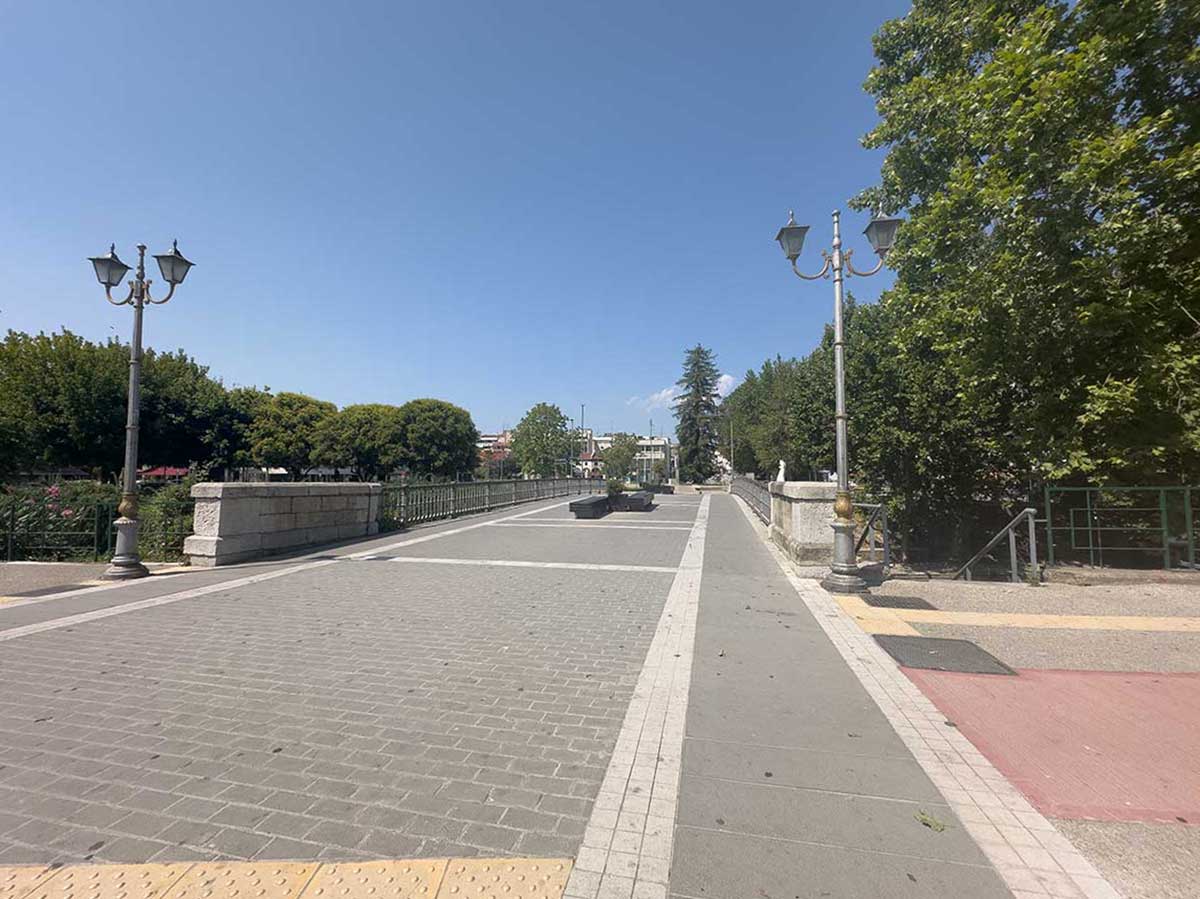 Τρίκαλα: Πόλη-φάντασμα στους 40 βαθμούς