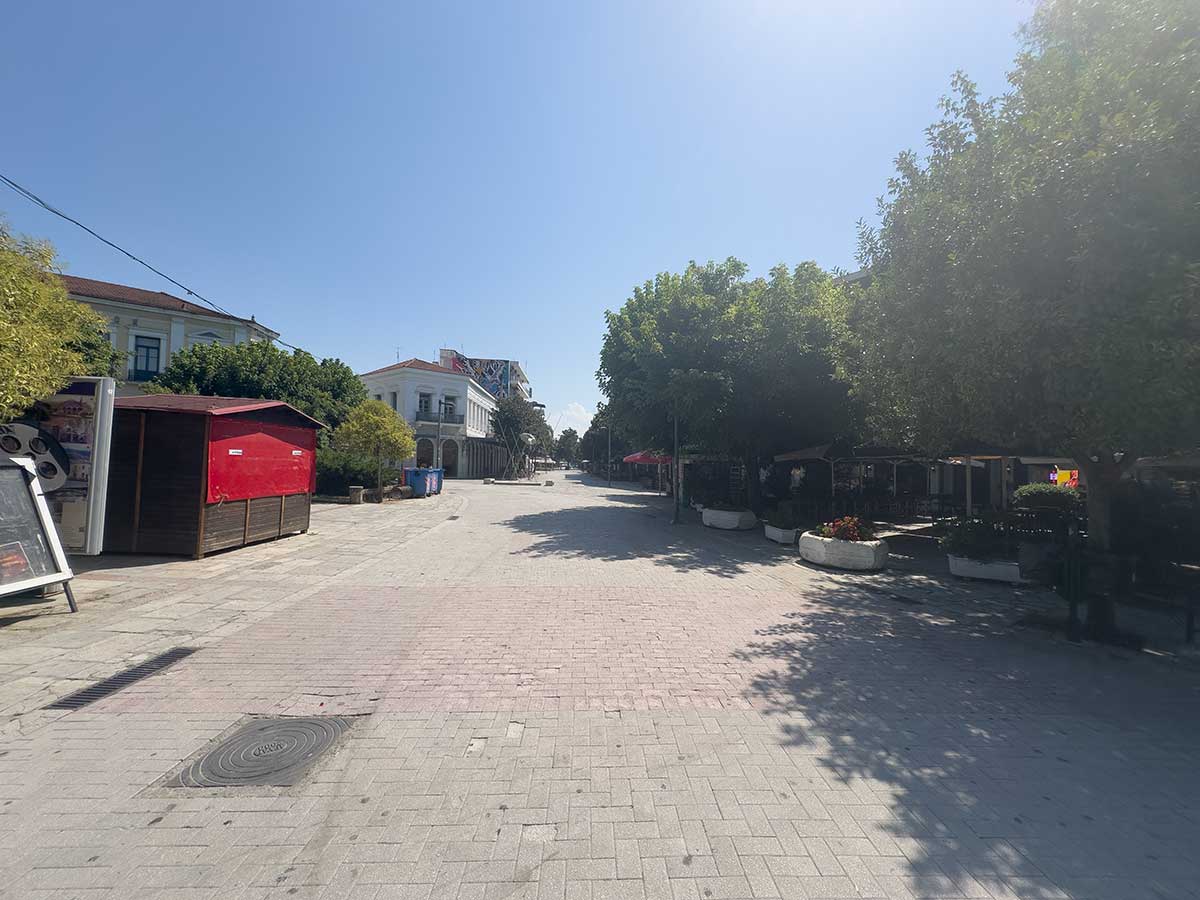 Τρίκαλα: Πόλη-φάντασμα στους 40 βαθμούς