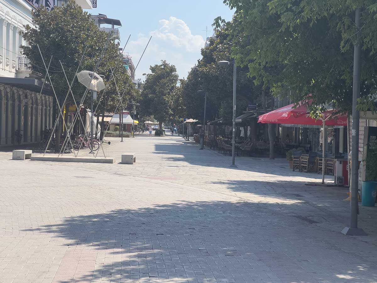 Τρίκαλα: Πόλη-φάντασμα στους 40 βαθμούς