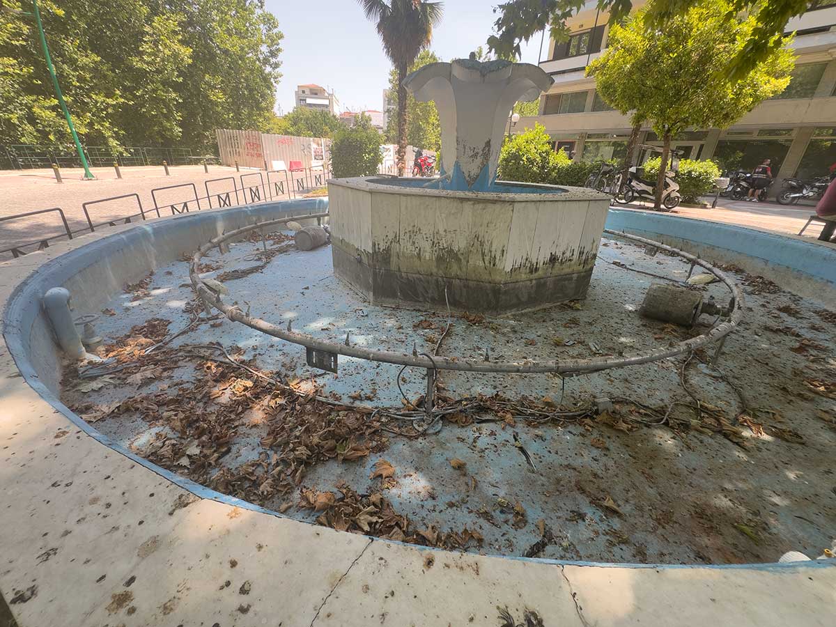 Πλατεία Ρήγα Φεραίου με… υπογραφή περιστεριών