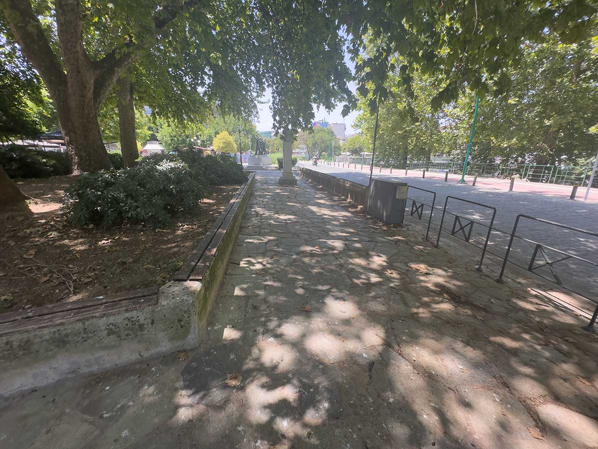 Πλατεία Ρήγα Φεραίου με… υπογραφή περιστεριών