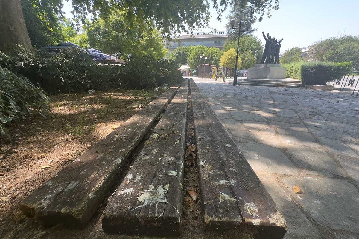 Πλατεία Ρήγα Φεραίου με… υπογραφή περιστεριών