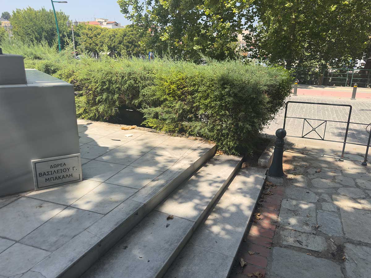 Πλατεία Ρήγα Φεραίου με… υπογραφή περιστεριών