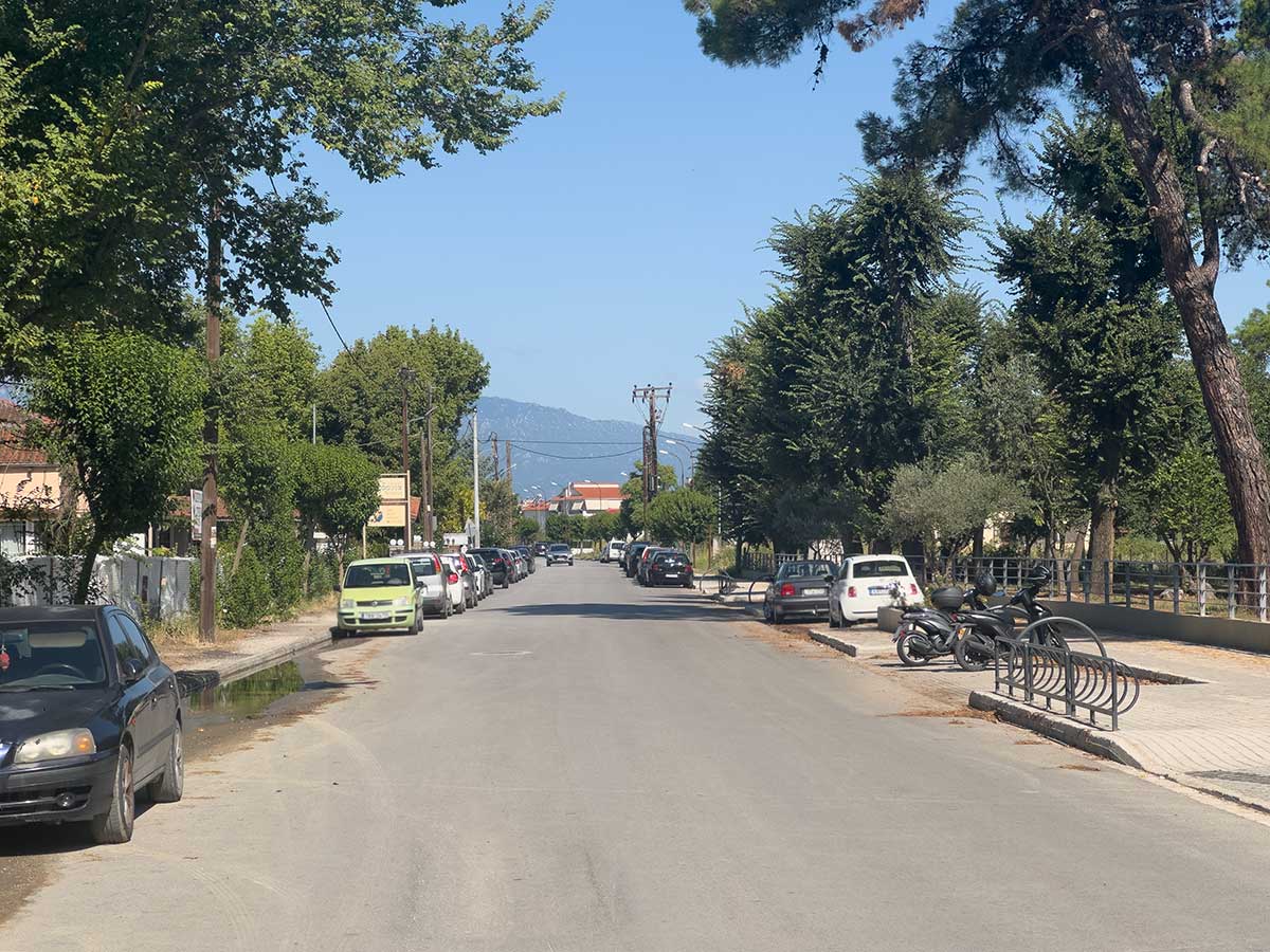 Στο πάρκο για περπάτημα, αλλά το ΙΧ ούτε λίγα μέτρα πιο πέρα