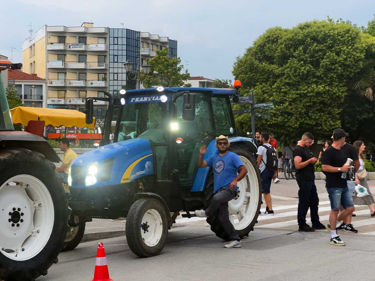 Αγρότες με τρακτέρ στο κέντρο των Τρικάλων
