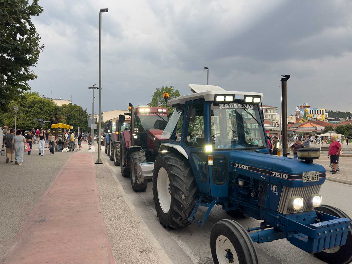 Αγρότες με τρακτέρ στο κέντρο των Τρικάλων