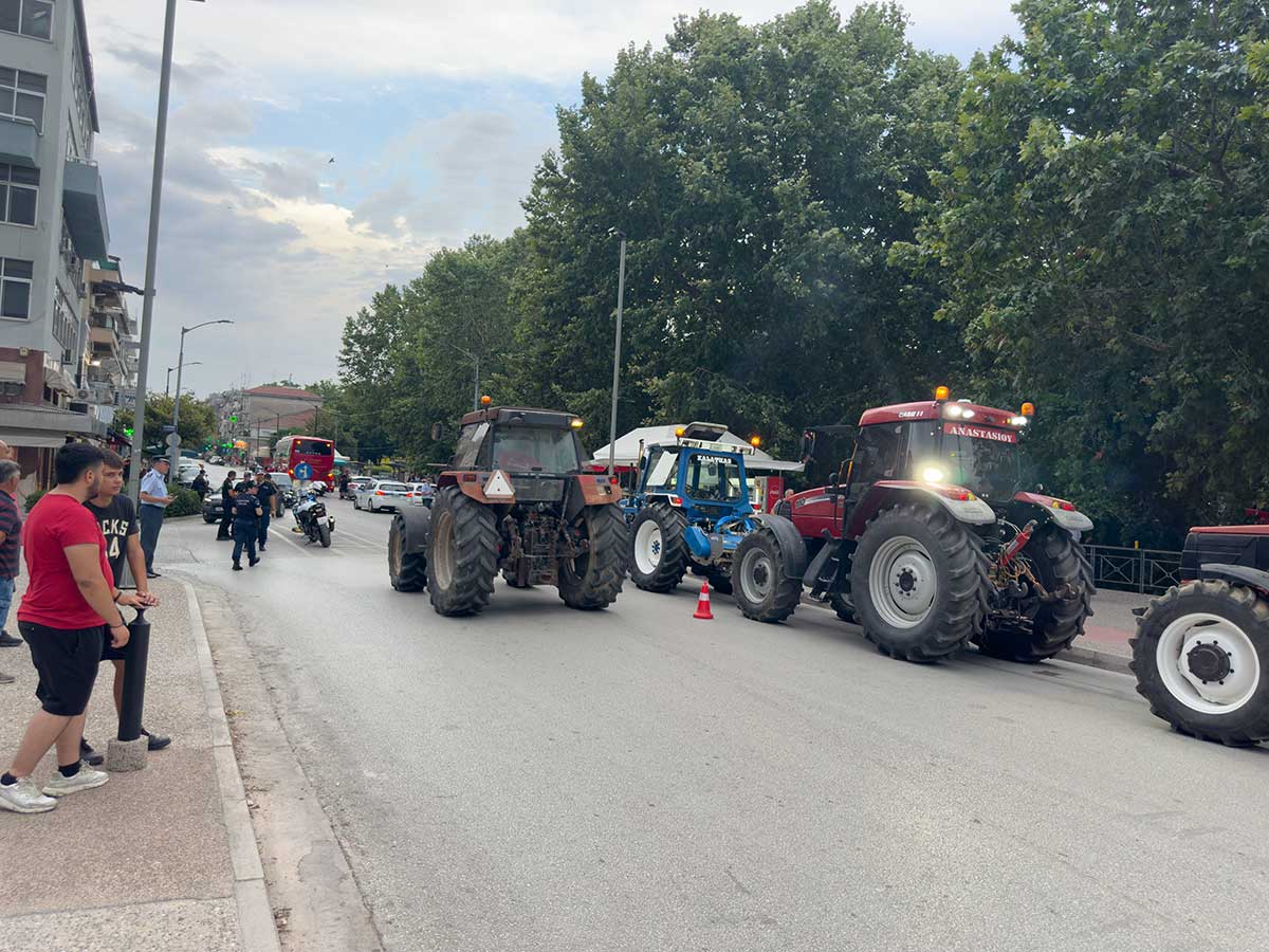Αγρότες με τρακτέρ στο κέντρο των Τρικάλων