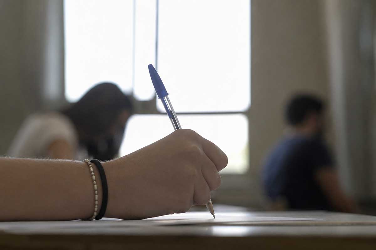 Πανελλαδικές: Στη Βουλή οι καταγγελίες γονέων από τα Τρίκαλα
