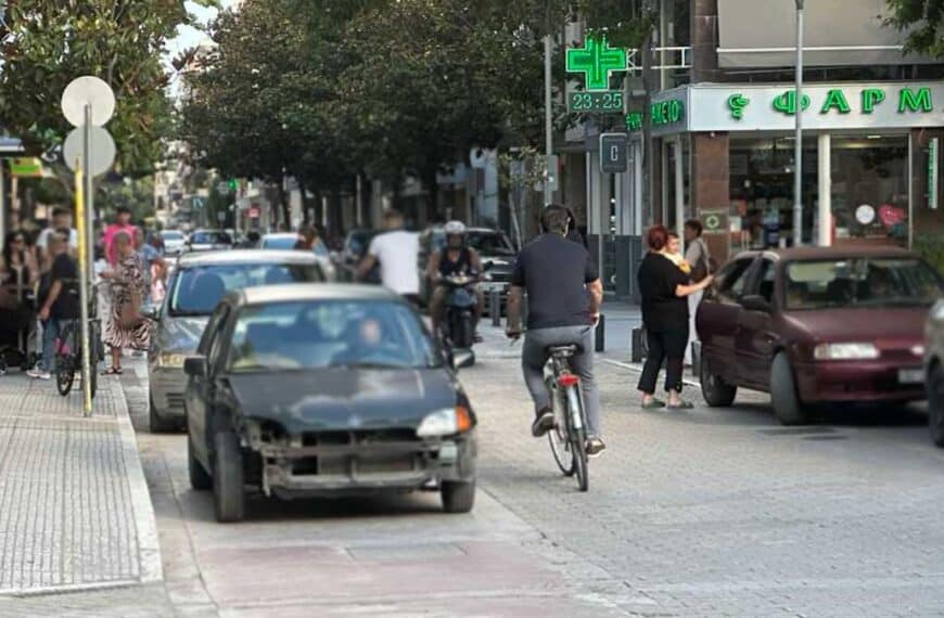 Ο Δημήτρης Παπαστεργίου με ποδήλατο στην οδό Καποδιστρίου