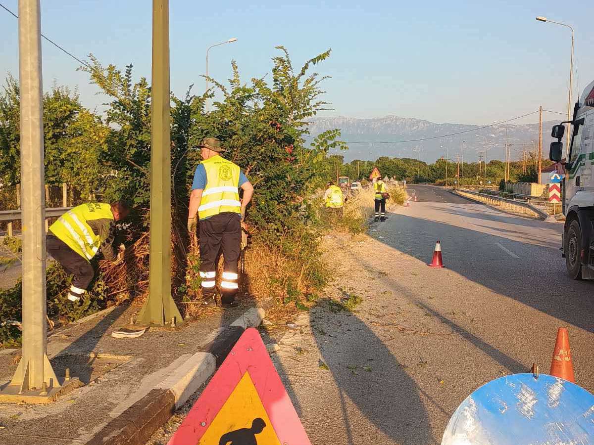 Τρίκαλα: Μάχη με τα χόρτα στον περιφερειακό