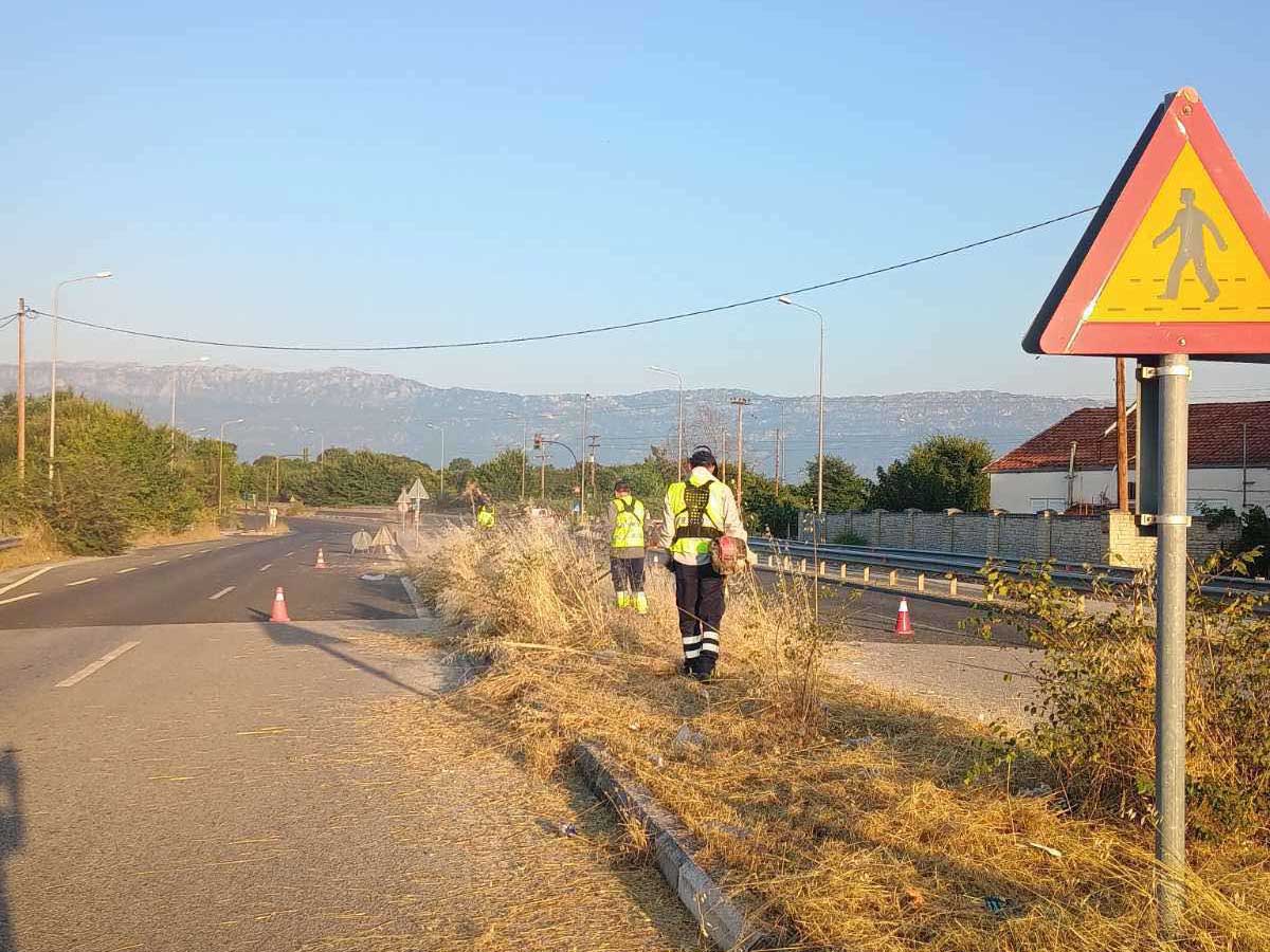 Τρίκαλα: Μάχη με τα χόρτα στον περιφερειακό