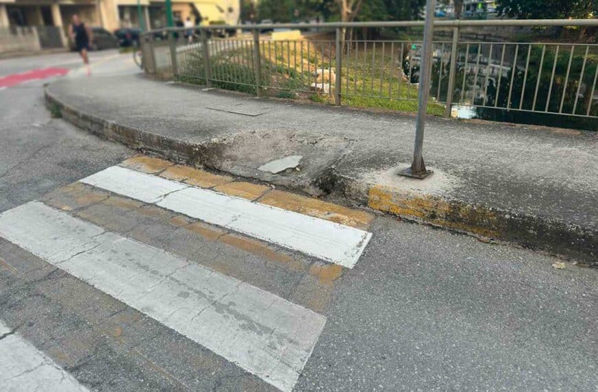 Στενή και απότομη ράμπα ΑμεΑ δίπλα σε γέφυρα του Ληθαίου στα Τρίκαλα